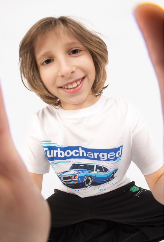 Koszulka chłopięca oversize z nadrukiem samochodowym