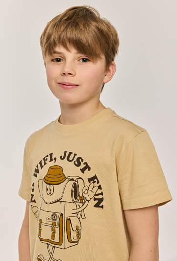 Koszulka chłopięca regular z nadrukiem plecaka