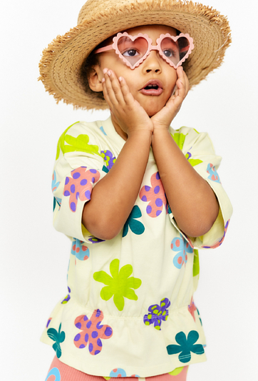 T-shirt w kwiaty z marszczeniem w talii