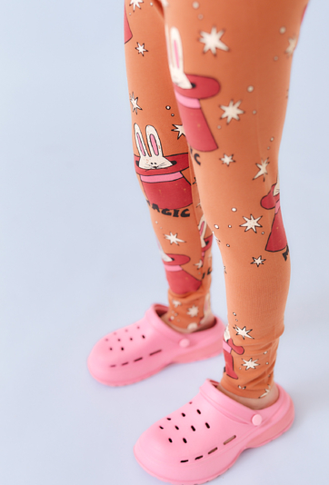 Brązowe legginsy dziewczęce z nadrukiem królików.