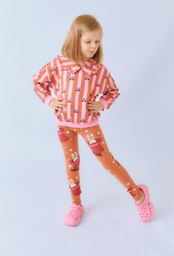 Brązowe legginsy dziewczęce z nadrukiem królików.