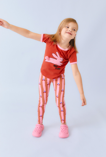 Różowo-brązowe legginsy dziewczęce z nadrukiem wisienek.