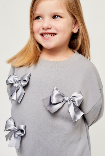 Szara bluza dresowa dla dziewczynki ozdobiona kokardami