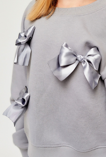 Szara bluza dresowa dla dziewczynki ozdobiona kokardami