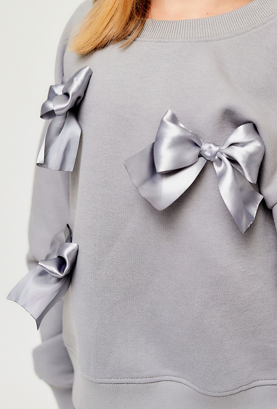 Szara bluza dresowa dla dziewczynki ozdobiona kokardami