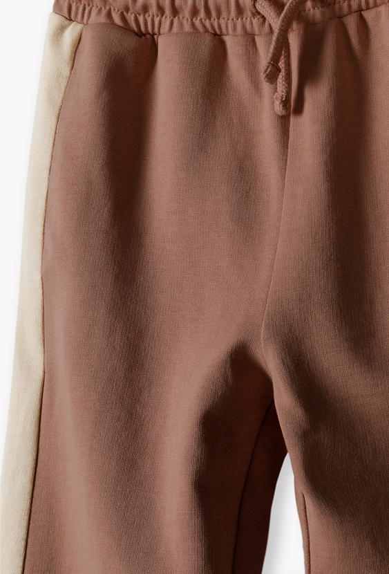 Spodnie dresowe dla chłopca z beżowymi lampasami