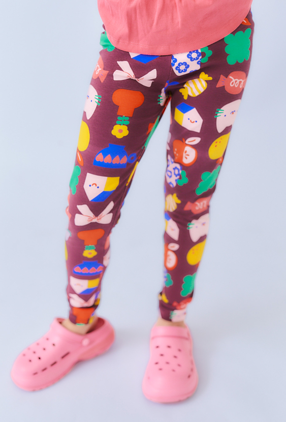 Brązowe legginsy dziewczęce z kolorowym nadrukiem