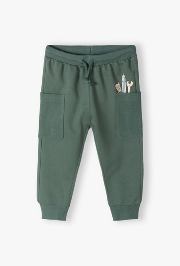 Zielone bawełniane spodnie dresowe niemowlęce z kieszonkami