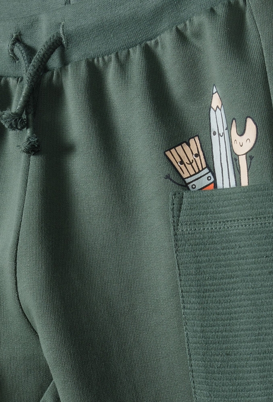 Zielone bawełniane spodnie dresowe niemowlęce z kieszonkami