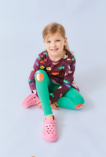 Zielone legginsy dziewczęce z naszywkami – cieplejszy model.