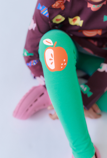 Zielone legginsy dziewczęce z naszywkami – cieplejszy model.