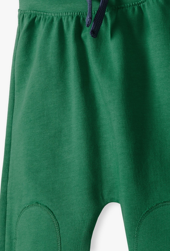 Zielone bawełniane spodnie dresowe niemowlęce