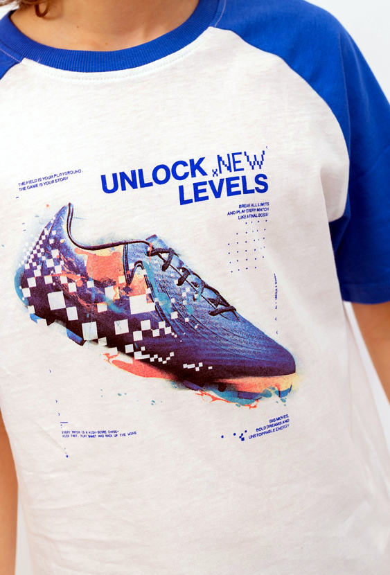 Koszulka chłopięca z raglanowym rękawem i piłkarskim nadrukiem