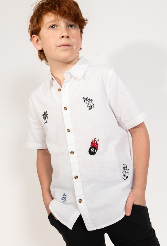 Chłopięca koszula z ozdobnymi haftami