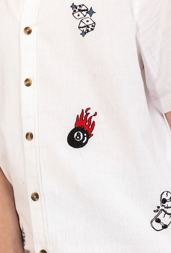 Chłopięca koszula z ozdobnymi haftami