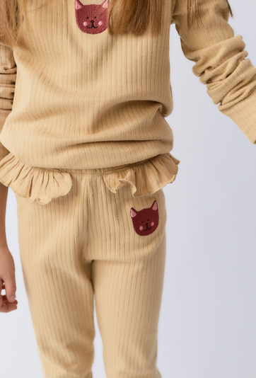 Dziewczęce prążkowane legginsy z falbanką i aplikacją kotka