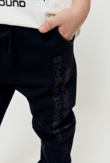 Spodnie dresowe z nadrukiem na nogawce - czarne