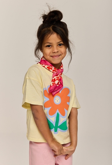 Koszulka dziewczęca pudełkowa z kwiatkiem