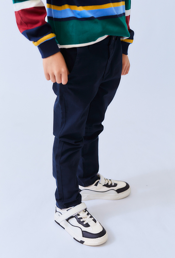 Granatowe spodnie chłopięce - klasyczny krój