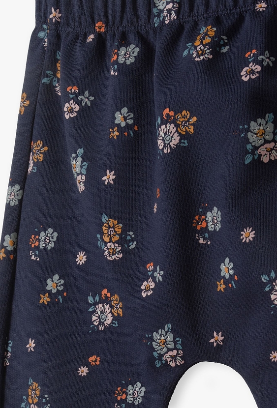 Bawełniane spodnie niemowlęce - granatowe w kwiatki