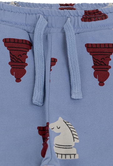 Niebieskie spodnie dresowe z nadrukiem szachowym.