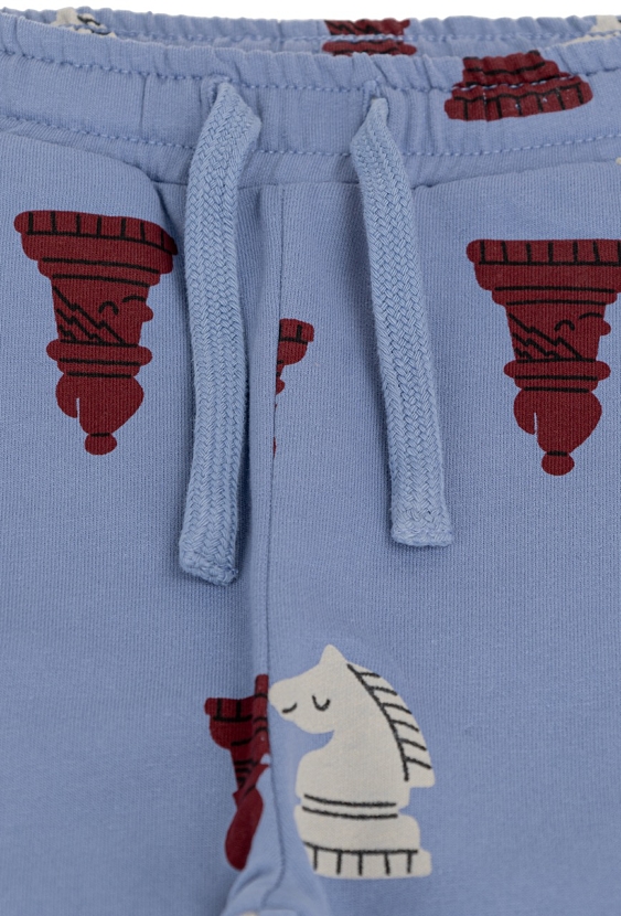 Niebieskie spodnie dresowe z nadrukiem szachowym.