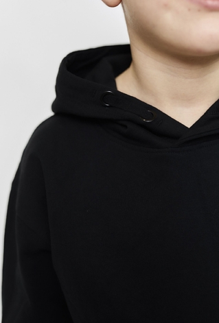 Czarna bluza chłopięca z kapturem