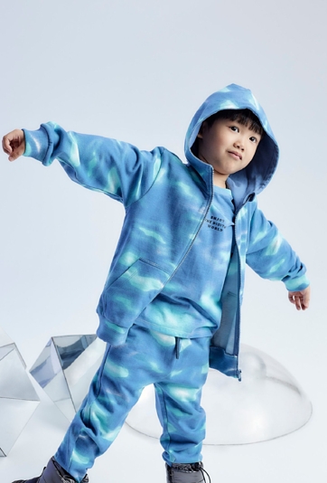 Niebieska bluza dresowa z kapturem i kieszeniami