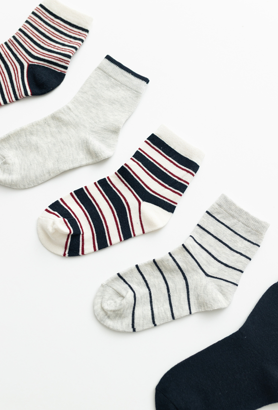 Skarpety chłopięce 5-pak szare gładkie i w paski.