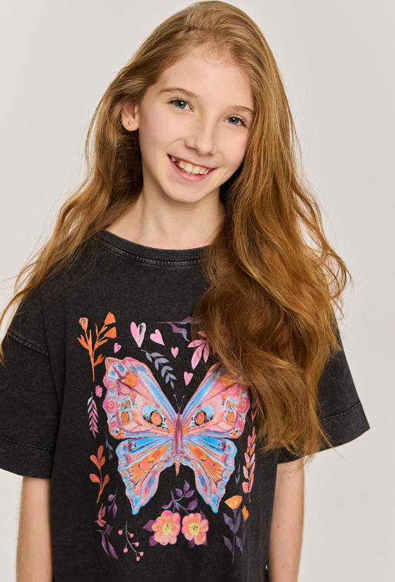 Koszulka oversize z efektem sprania i kolorowym motylem