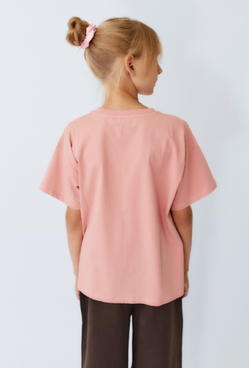 Różowa koszulka dziewczęca oversize z nadrukiem wodnym.