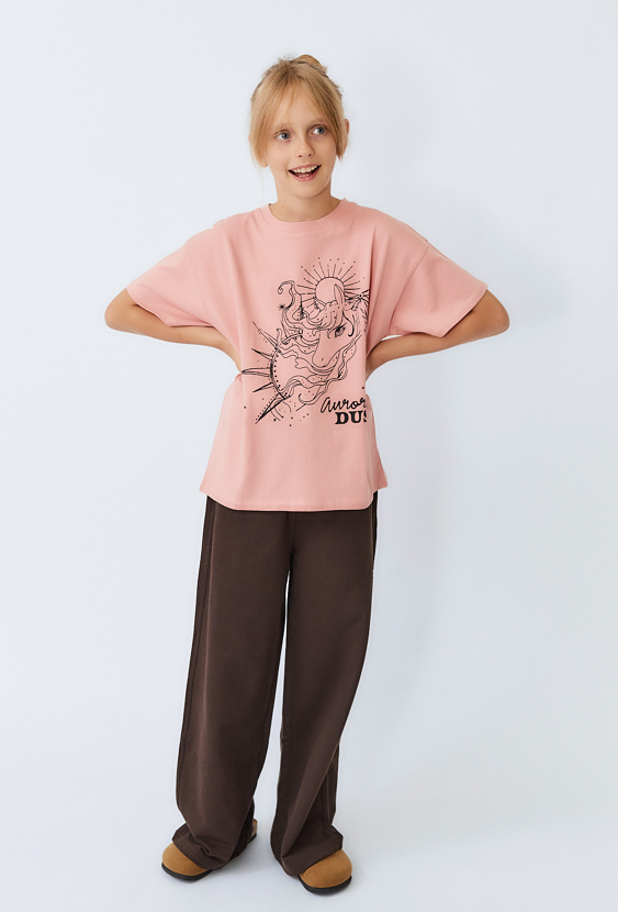 Różowa koszulka dziewczęca oversize z nadrukiem wodnym.