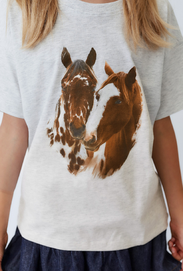 Koszulka dziewczęca szara oversize z fotonadrukiem koni.