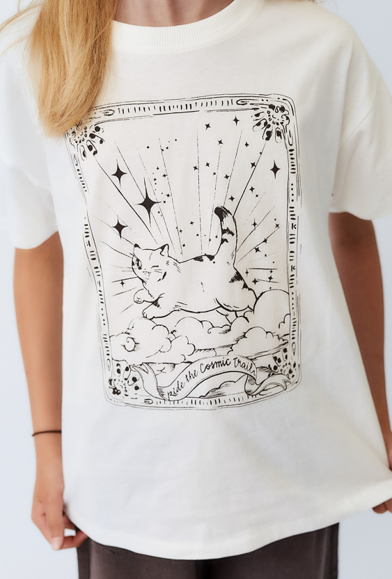 Koszulka dziewczęca ecru z nadrukiem wodnym.