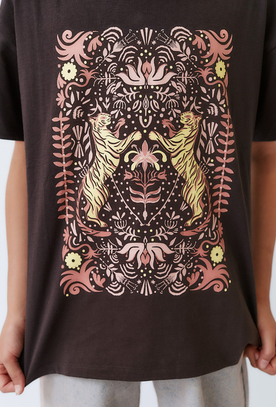 Koszulka dziewczęca brązowa z miękkim nadrukiem.