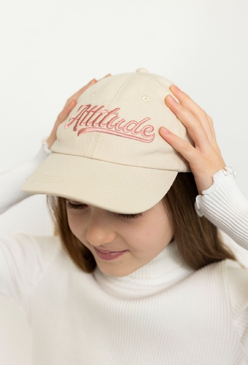Beżowa czapka z daszkiem - haftowany napis