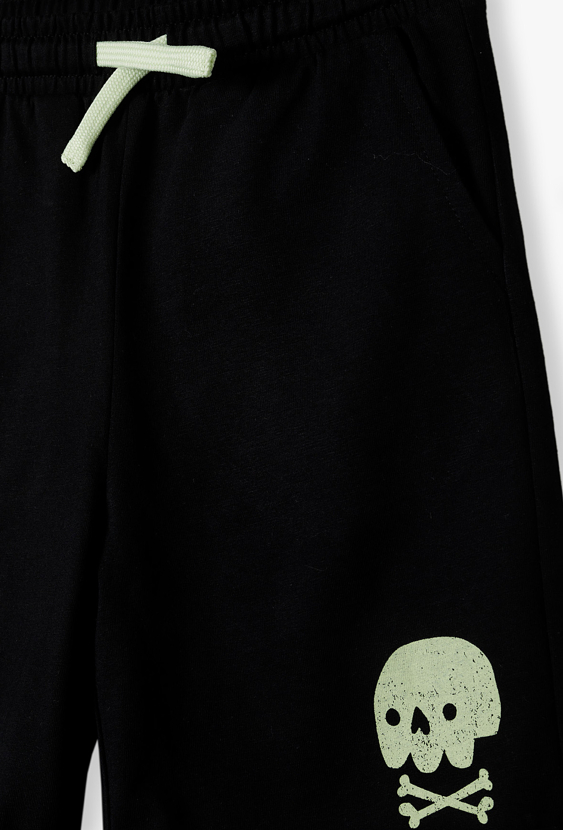 Szorty dla chłopca – spodenki z nadrukiem czaszki