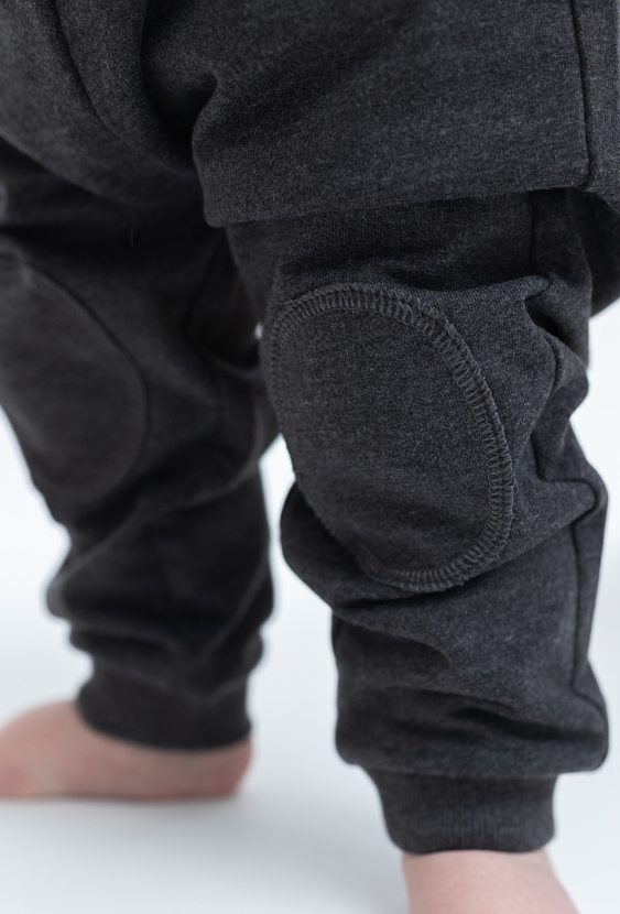 Grafitowe spodnie dresowe dla niemowlaka - 5.10.15.