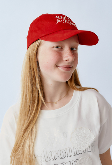 Czerwona czapka z daszkiem