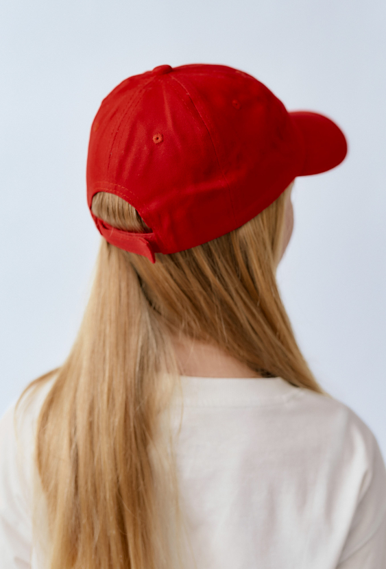 Czerwona czapka z daszkiem