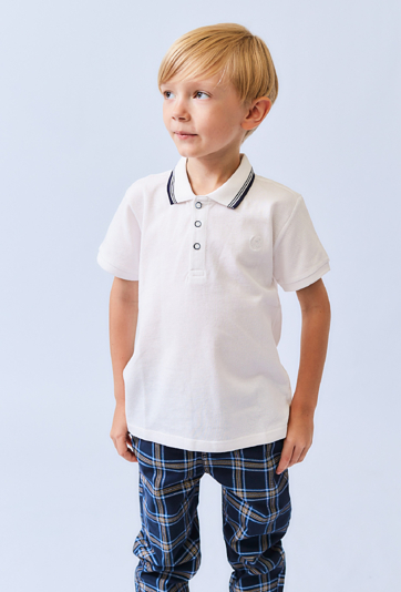 Białe polo chłopięce z kołnierzykiem.