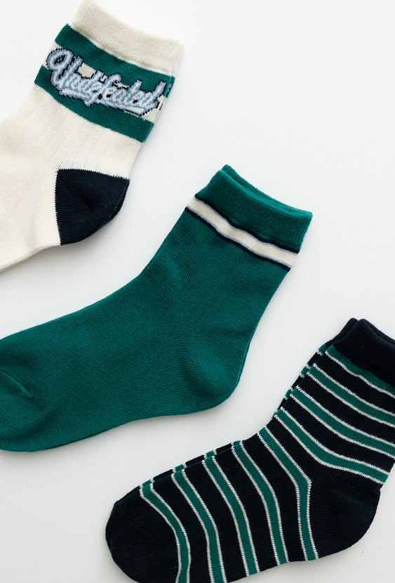 Skarpety chłopięce 3-pak – zielone i w paski.