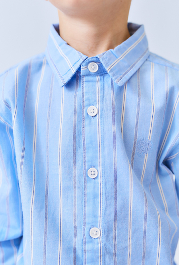 Niebieska koszula chłopięca w paski z haftem