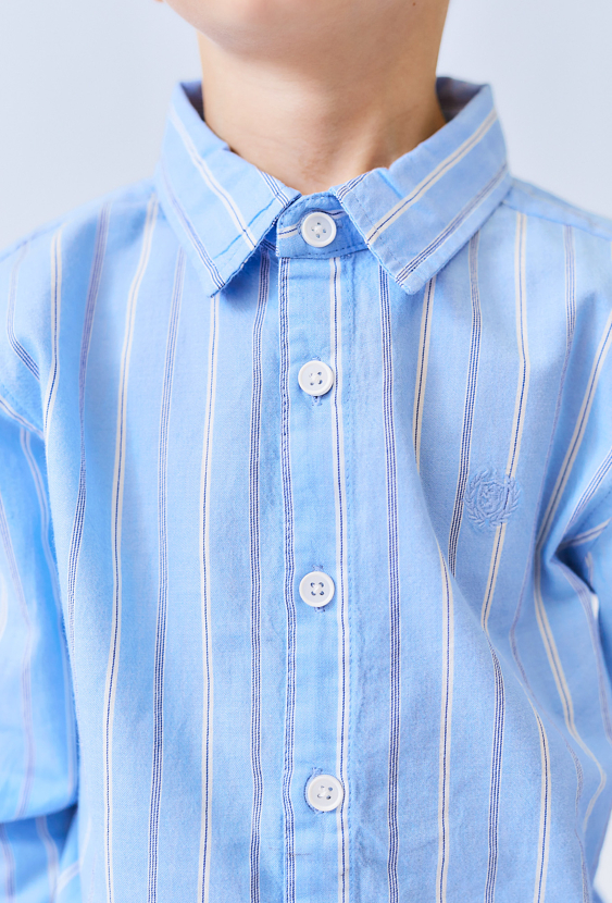 Niebieska koszula chłopięca w paski z haftem