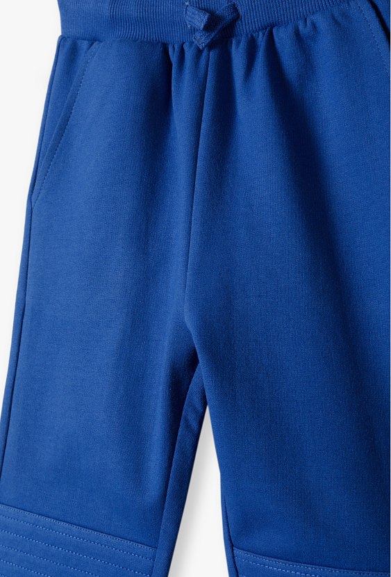 Spodnie dresowe dla chłopca z przeszyciami na kolanach