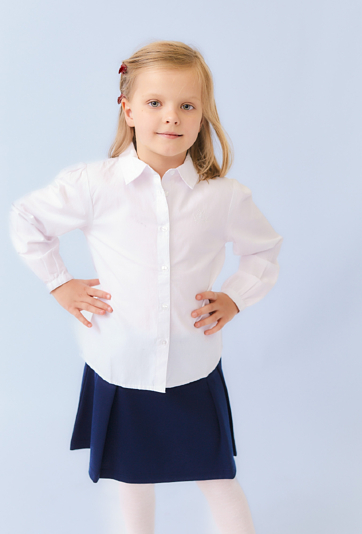 Biała koszula dziewczęca z długim rękawem i haftem.