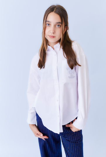 Biała koszula dziewczęca z haftowaną kieszenią