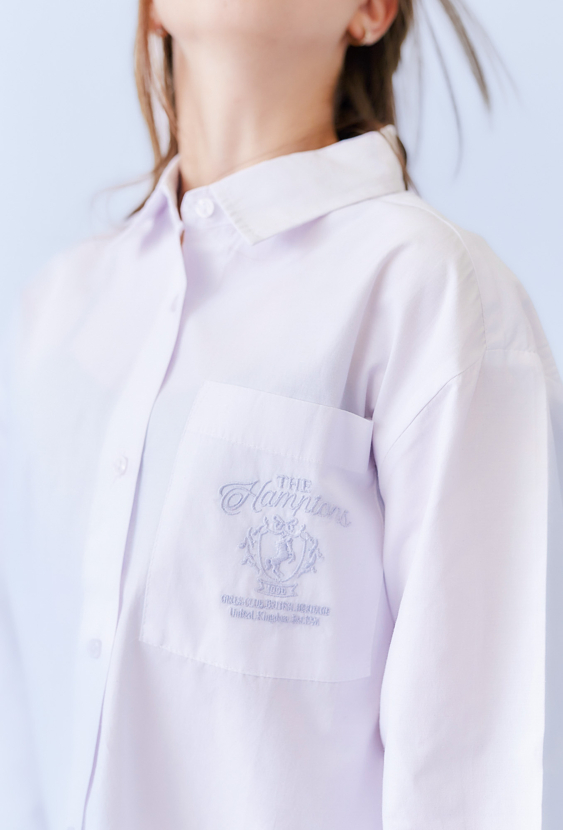 Biała koszula dziewczęca z haftowaną kieszenią