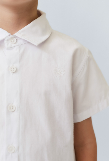 Biała koszula chłopięca z krótkim rękawem i haftem