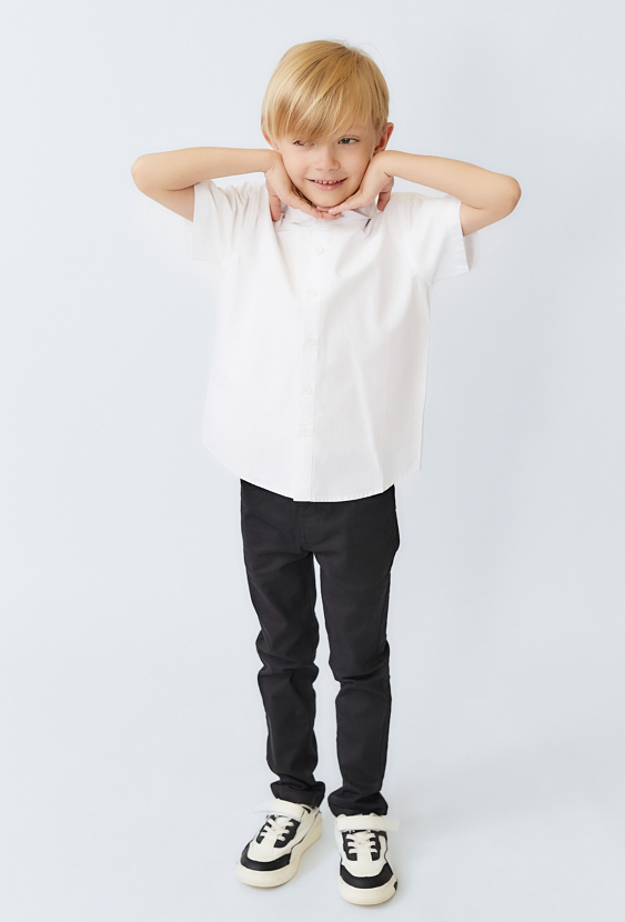 Biała koszula chłopięca z krótkim rękawem i haftem